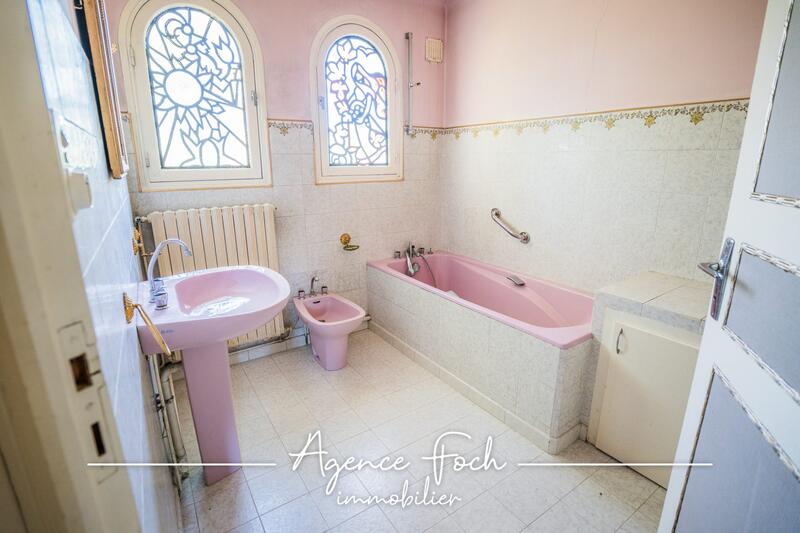 Maison - 244 m² - 10 pièces