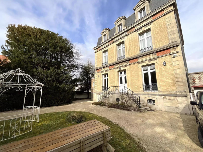 Maison - 252 m² - 9 pièces
