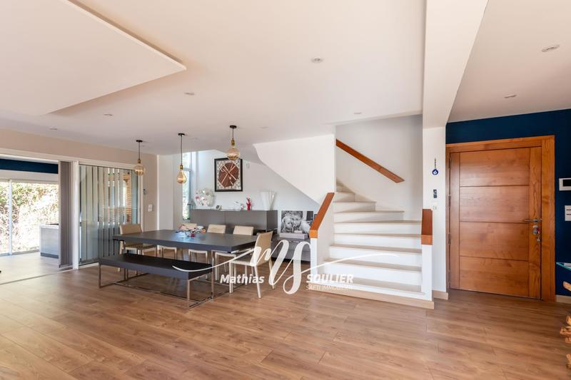 Maison - 300 m² - 8 pièces