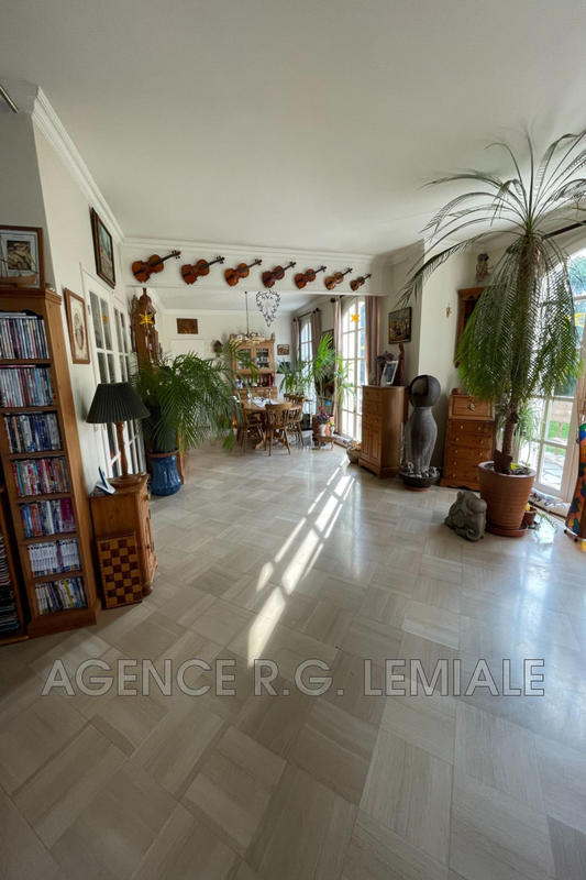 Maison - 275 m² - 15 pièces