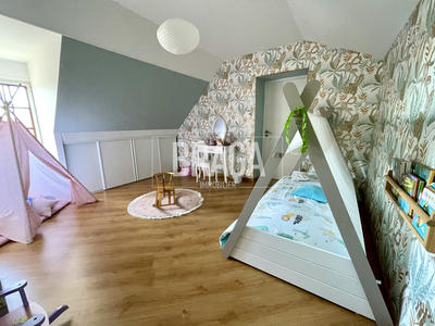 Maison - 240 m² - 8 pièces