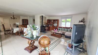 Maison - 231 m² - 8 pièces