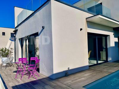 Maison - 235 m² - 7 pièces