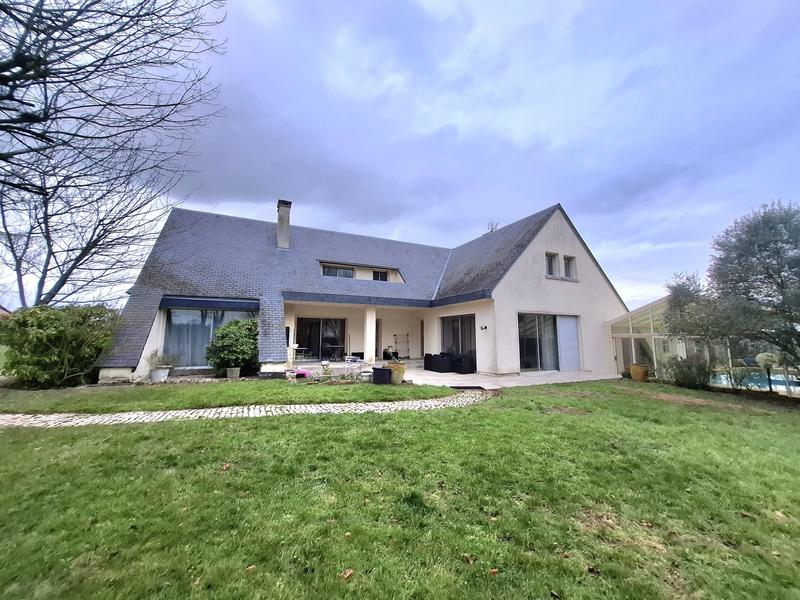 Maison - 279 m² - 9 pièces