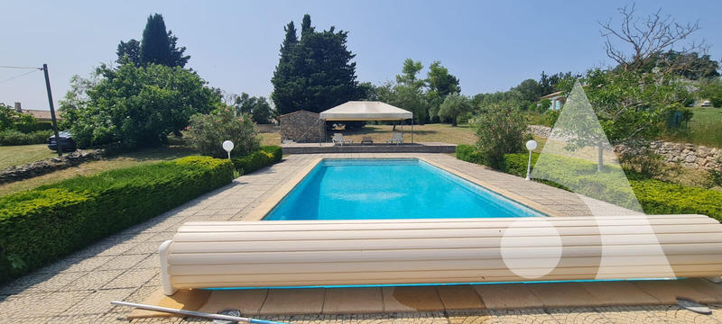 Maison - 180 m² - 8 pièces