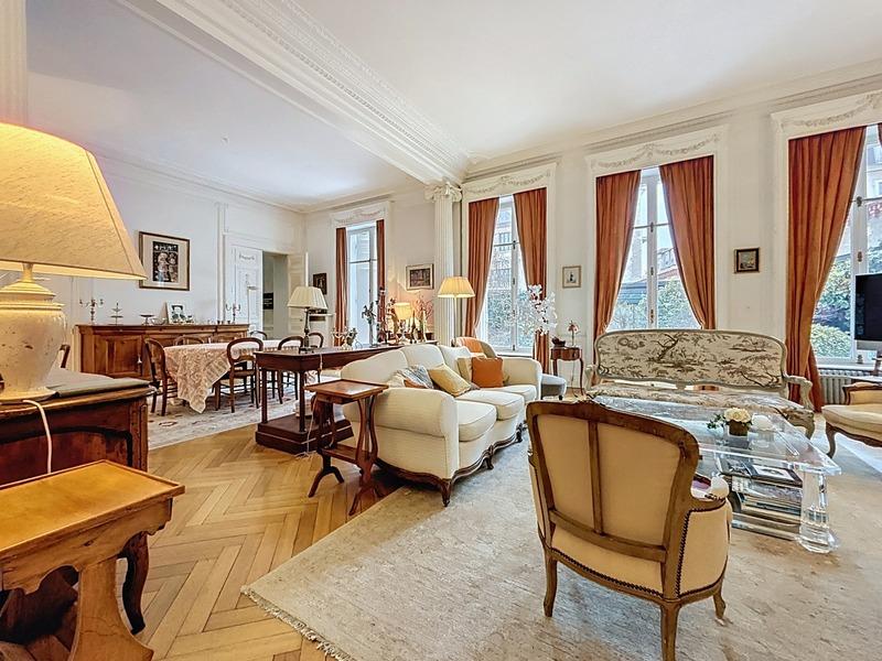 Appartement bourgeois - 257 m² - 6 pièces