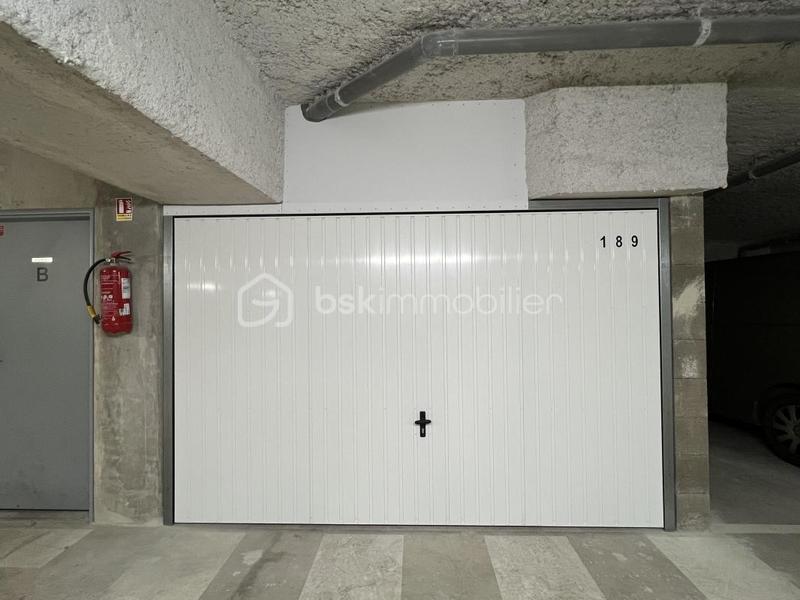 Parking / Garage - 167 m²