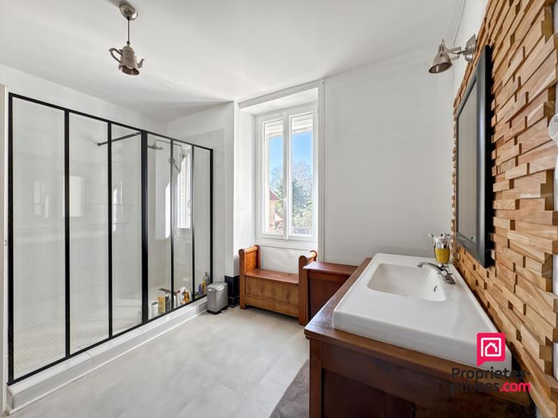 Maison - 235 m² - 8 pièces