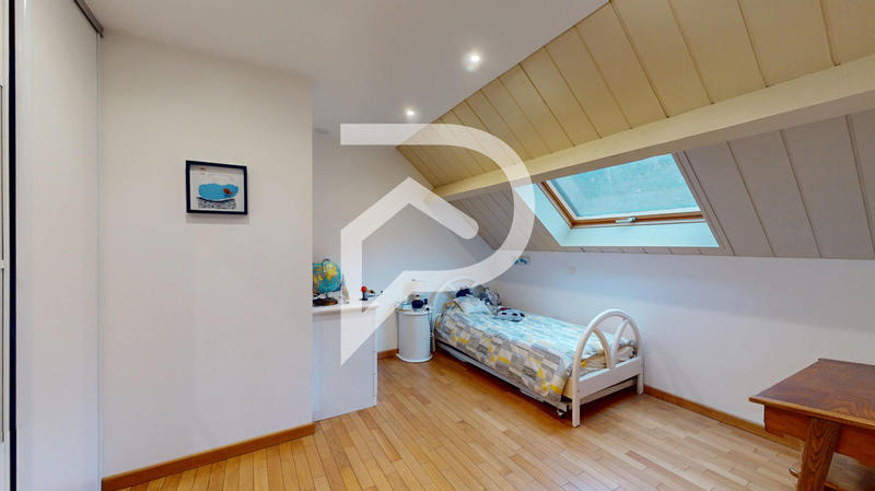 Maison - 696 m² - 12 pièces