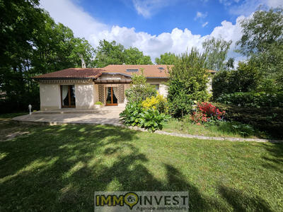 Propriété - 260 m² - 9 pièces