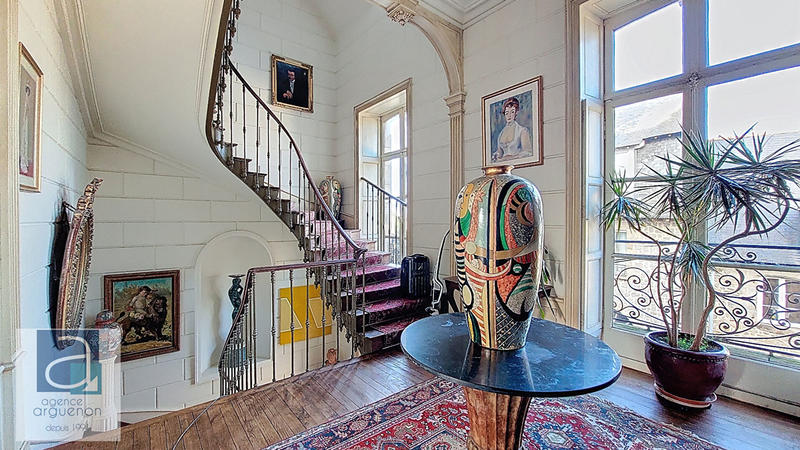 Maison - 327 m² - 11 pièces