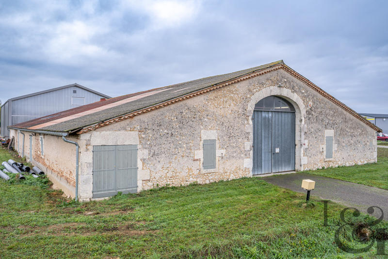 Maison - 1 039 m² - 2 pièces