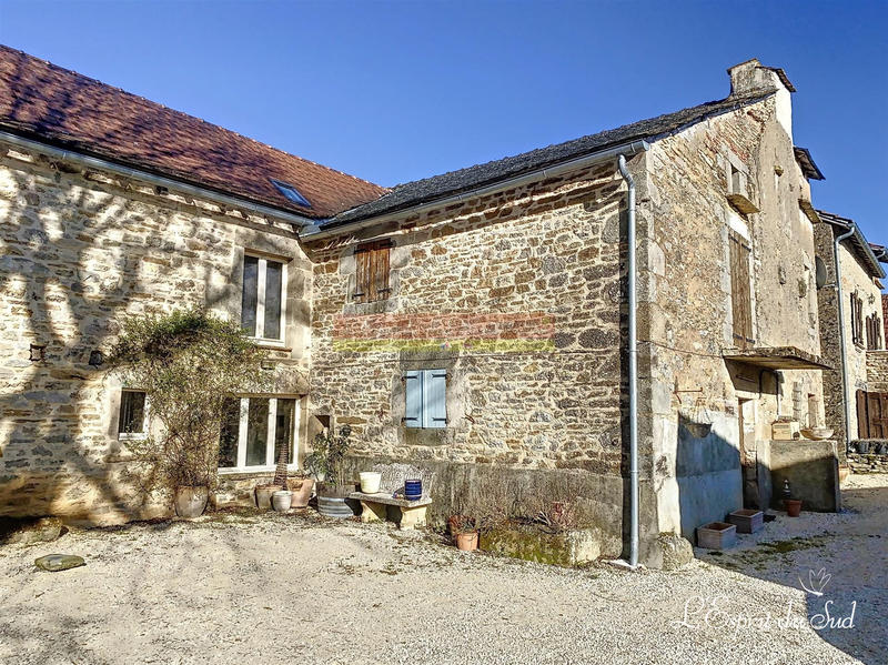 Maison traditionnelle - 216 m² - 8 pièces