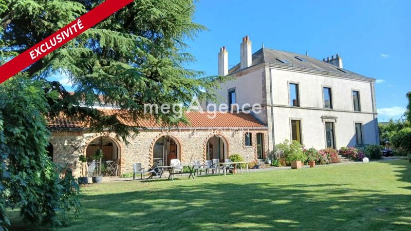 Maison - 350 m² - 12 pièces