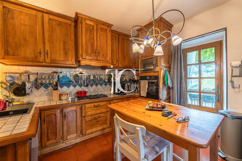 Maison - 302 m² - 8 pièces