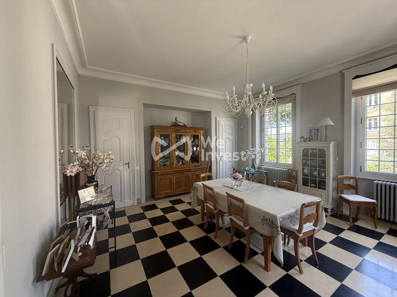 Maison - 268 m² - 9 pièces