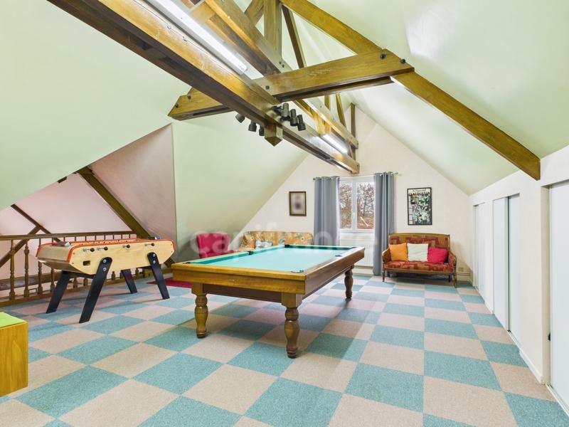 Propriété - 241 m² - 9 pièces