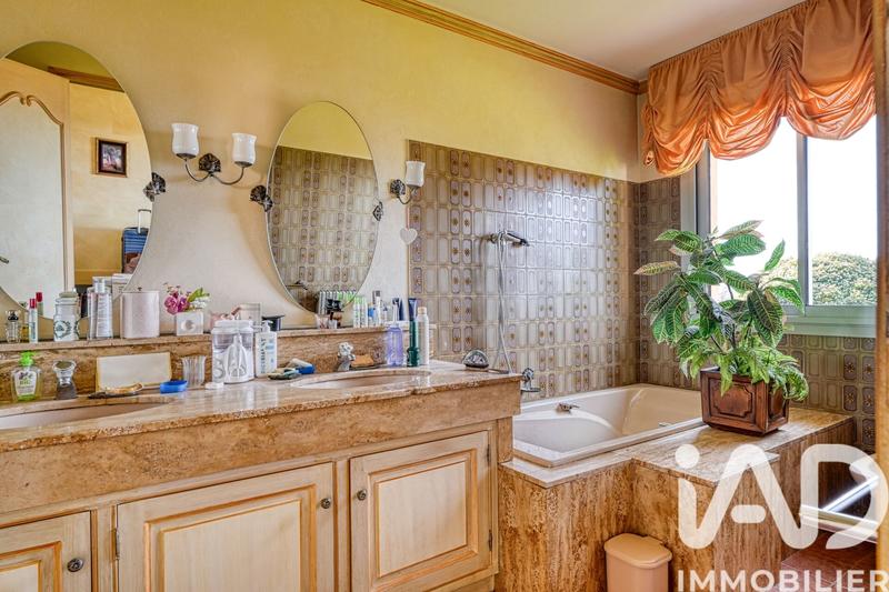 Maison - 220 m² - 9 pièces