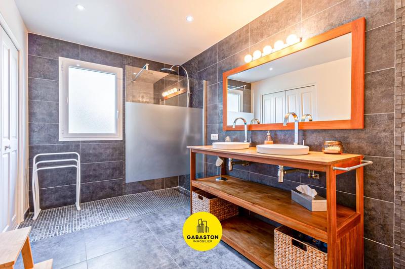 Propriété - 252 m² - 7 pièces