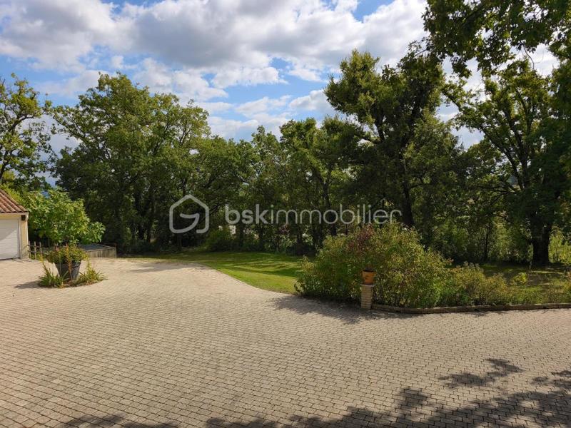 Maison - 250 m² - 8 pièces