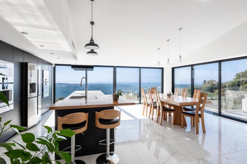 Maison - 233 m² - 8 pièces