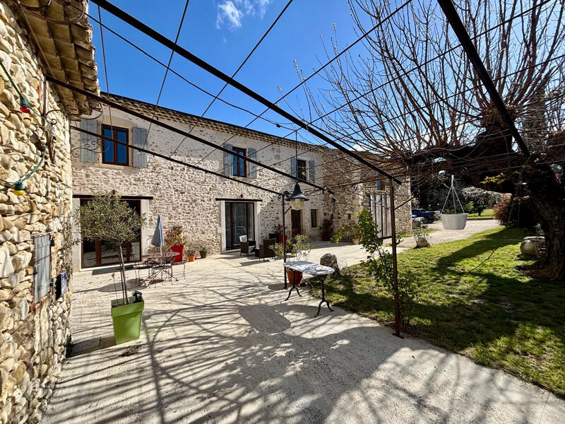 Mas - 240 m² - 7 pièces