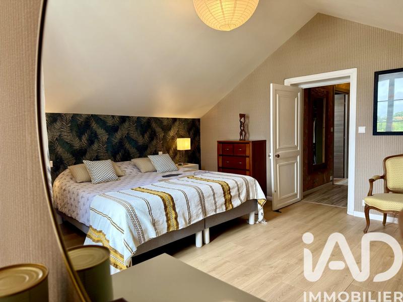 Maison - 216 m² - 9 pièces