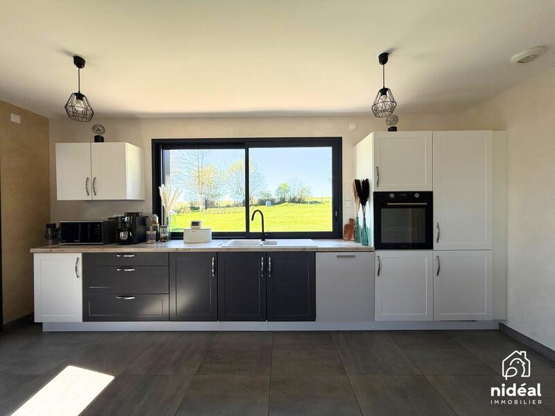 Maison - 230 m² - 8 pièces