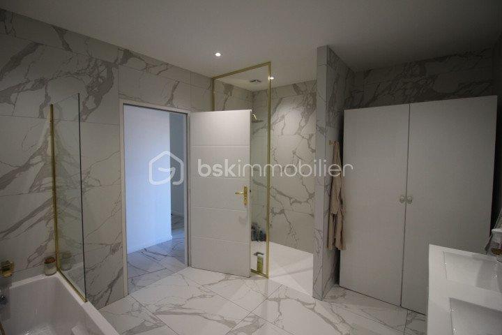 Maison - 243 m² - 7 pièces