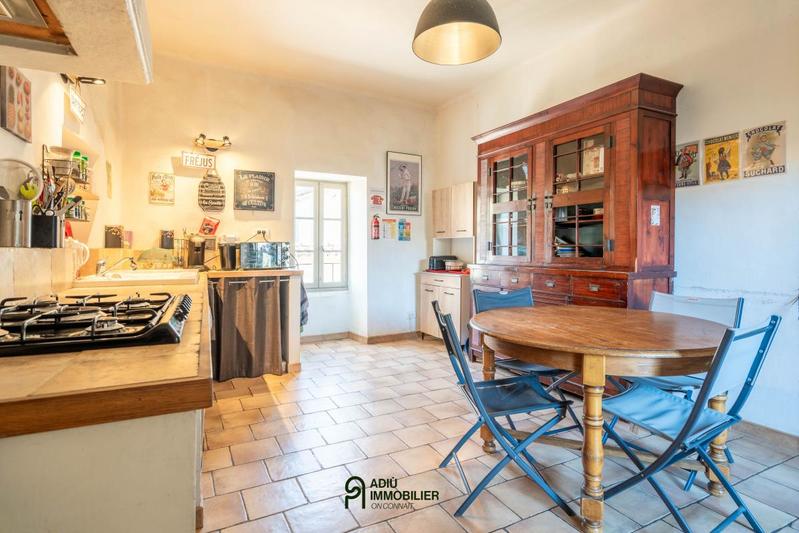 Maison - 220 m² - 12 pièces