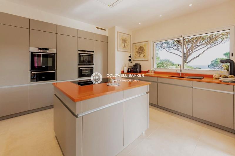 Maison - 250 m² - 6 pièces