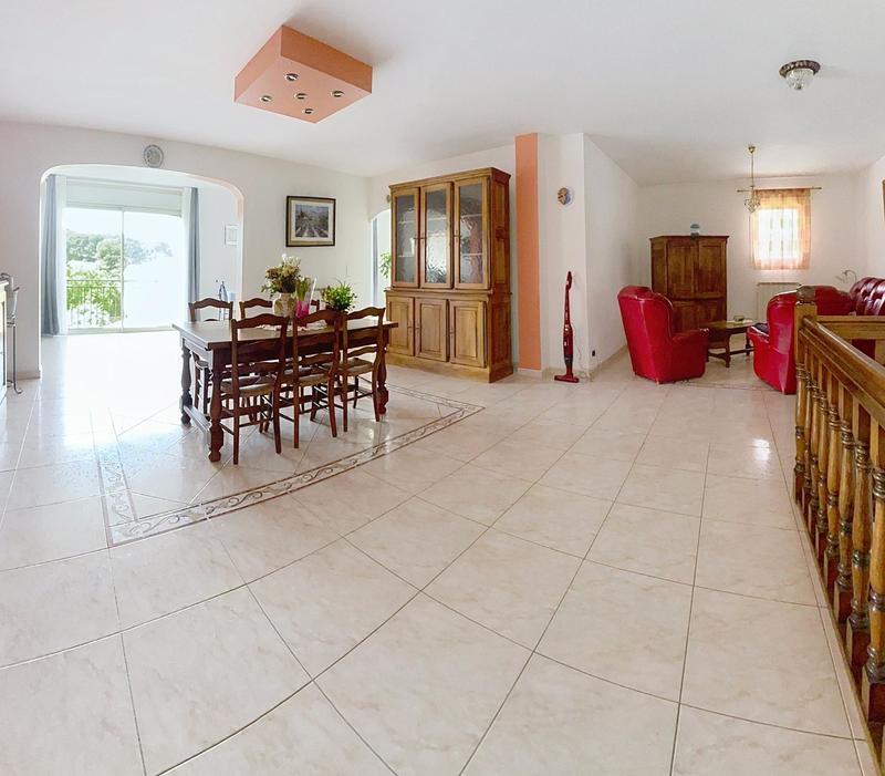 Maison - 220 m² - 5 pièces