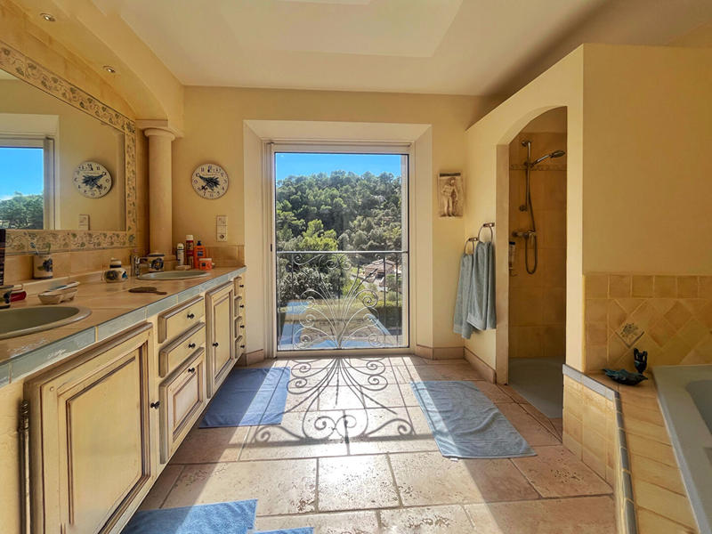 Maison - 230 m² - 6 pièces