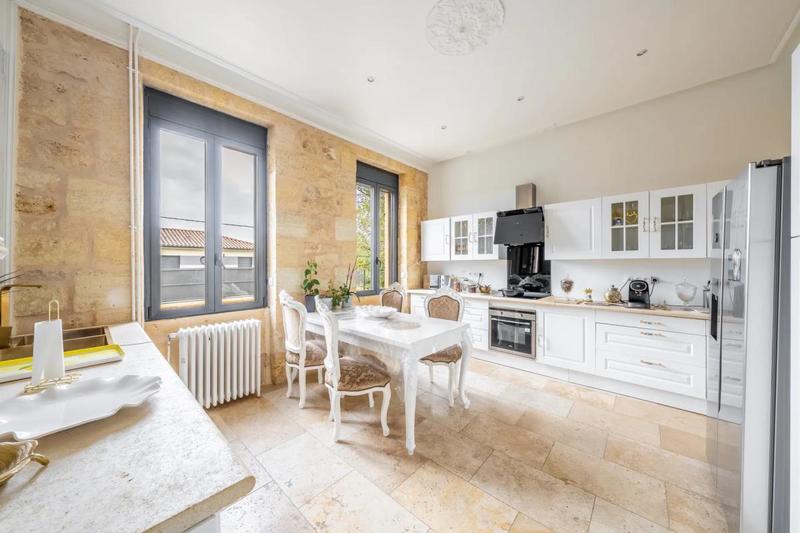 Maison - 1 000 m² - 7 pièces