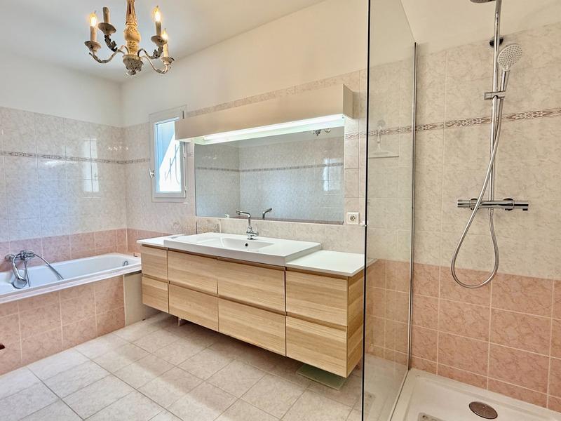 Maison - 222 m² - 6 pièces