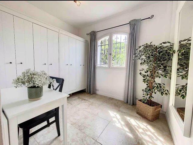 Propriété - 250 m² - 8 pièces