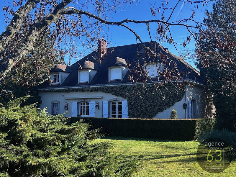 Maison - 430 m² - 9 pièces