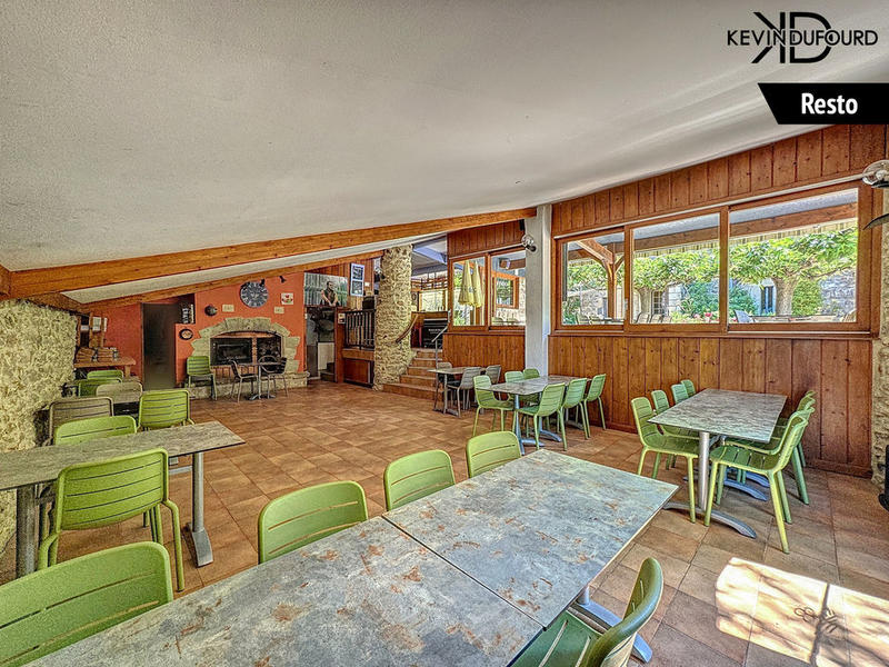 Maison - 1 000 m² - 40 pièces