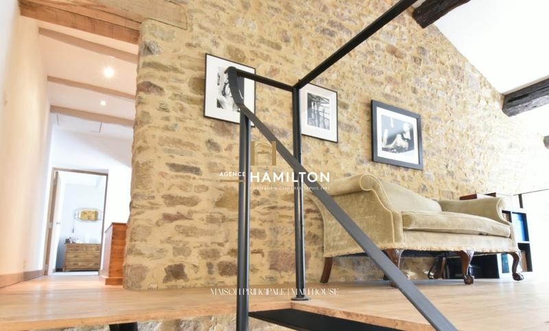 Maison - 245 m² - 9 pièces