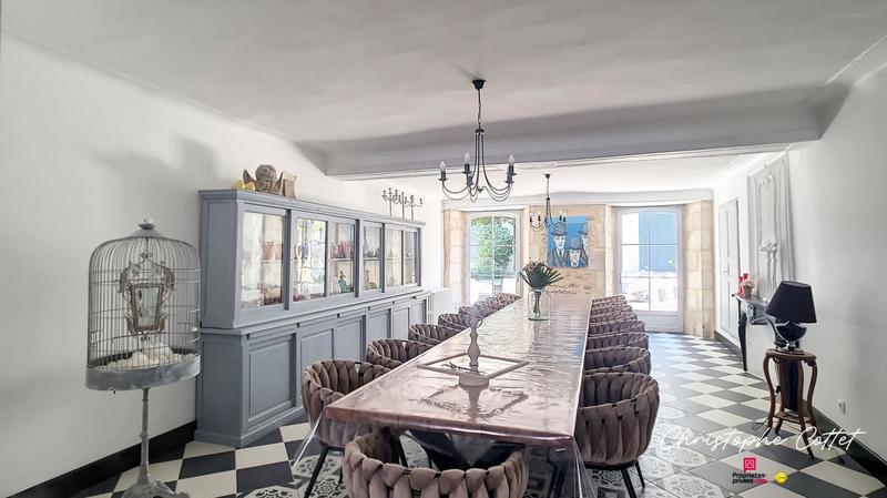 Maison - 330 m² - 9 pièces