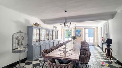 Maison - 330 m² - 9 pièces