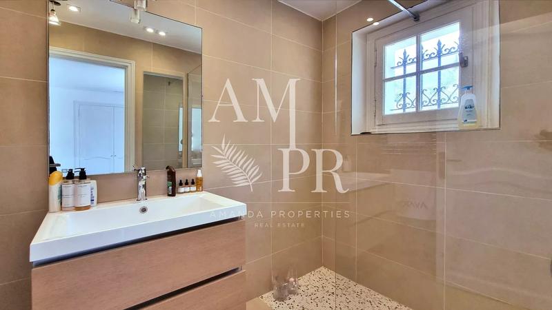 Villa - 250 m² - 8 pièces