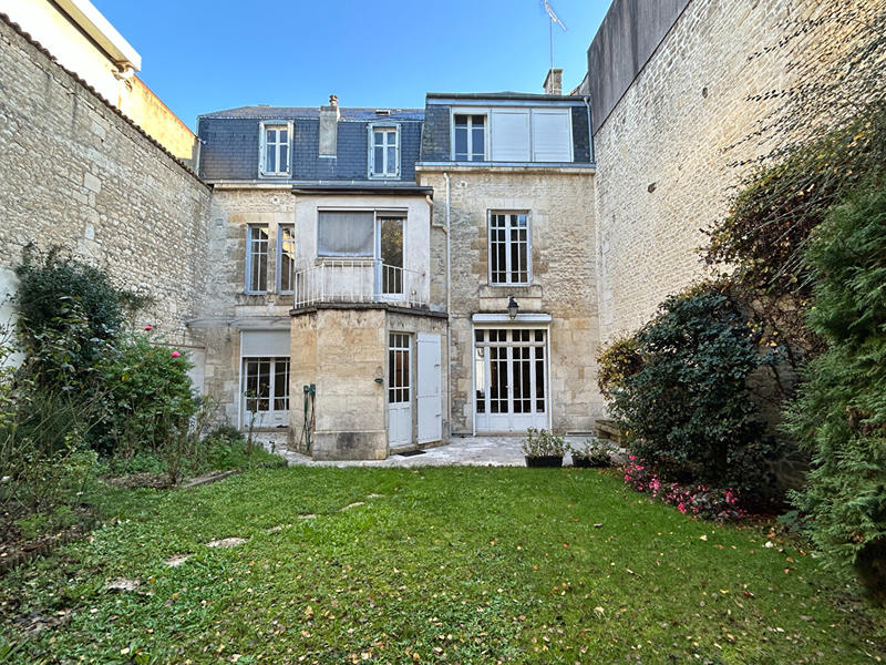 Maison - 244 m² - 8 pièces