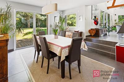 Maison - 230 m² - 8 pièces