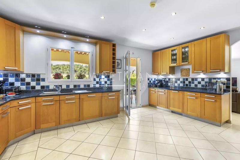 Maison - 185 m² - 7 pièces