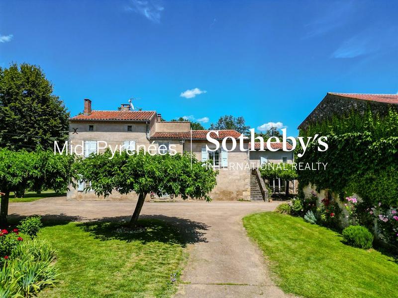 Maison - 430 m² - 9 pièces