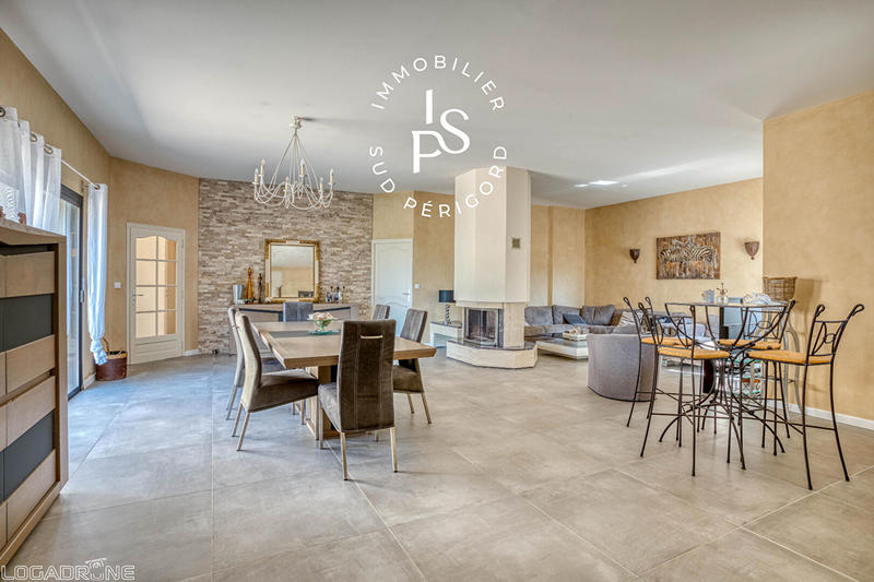 Maison - 242 m² - 9 pièces