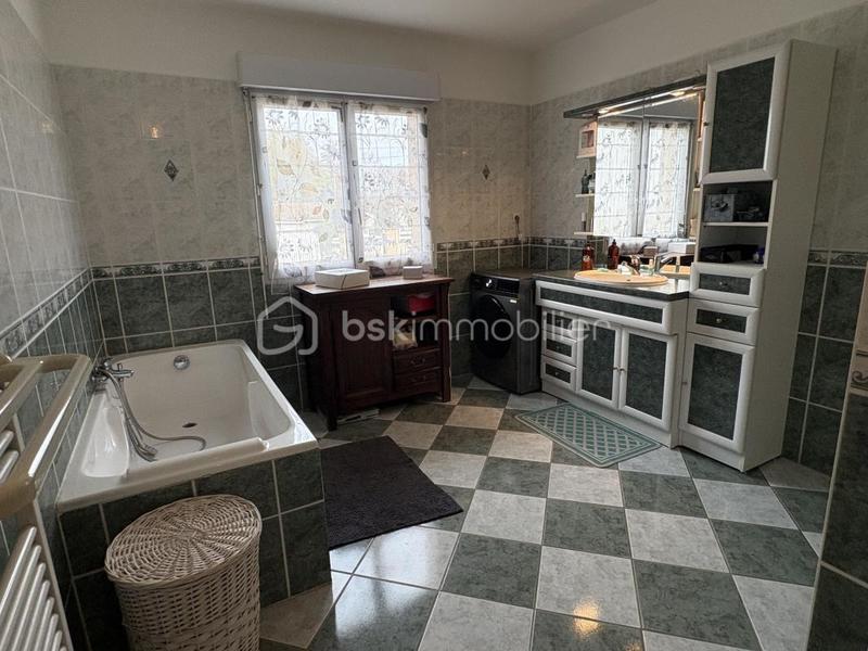 Maison traditionnelle - 151 m² - 6 pièces