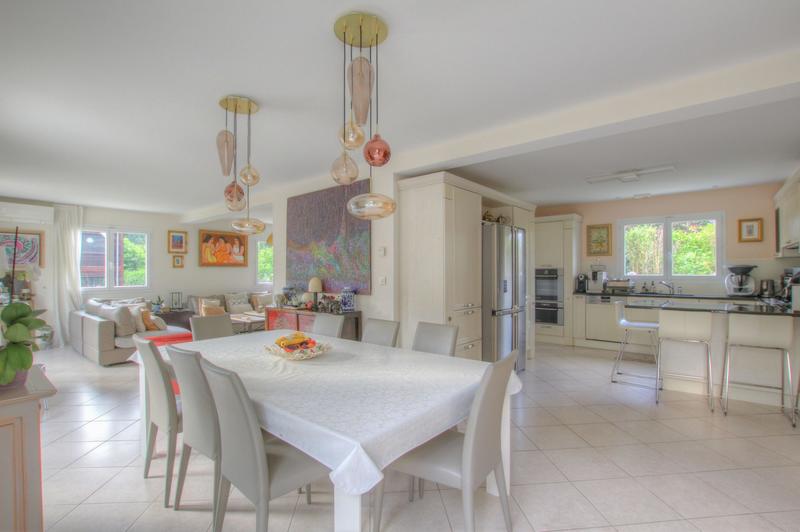 Maison - 204 m² - 6 pièces