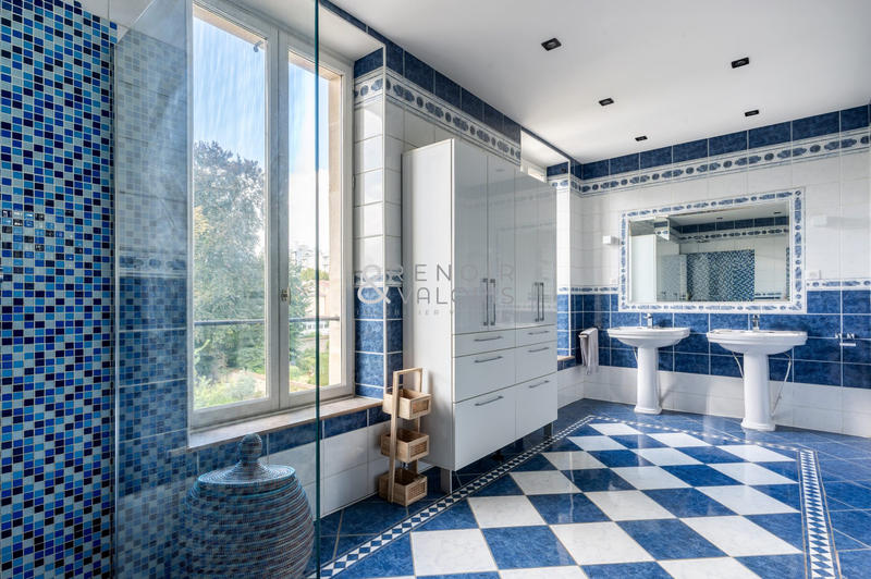 Maison - 302 m² - 10 pièces